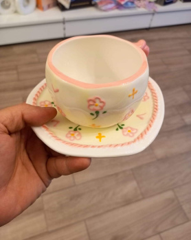 فنجان نسكافيه مع صحن بتصميم ناعم ومميز