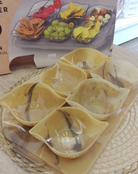 ٦ كاسات بلاستيك مع صونية خاصة فيهن 