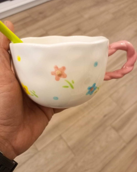 فنجان بتصميم ناعم ومميزمع ملعقة بشكل وردة 