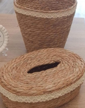 سلّة مع علبة محارم قشّ بيضاوية