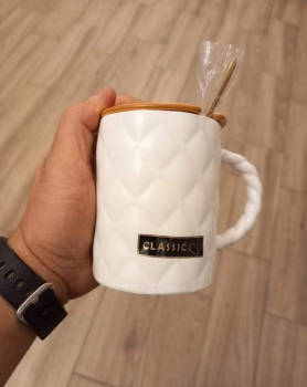 فنجان بتصميم ناعم ومميز مع غطا و ملعقة